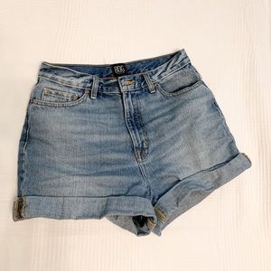 BDG Urban outfitters Mom high Rise size 28!